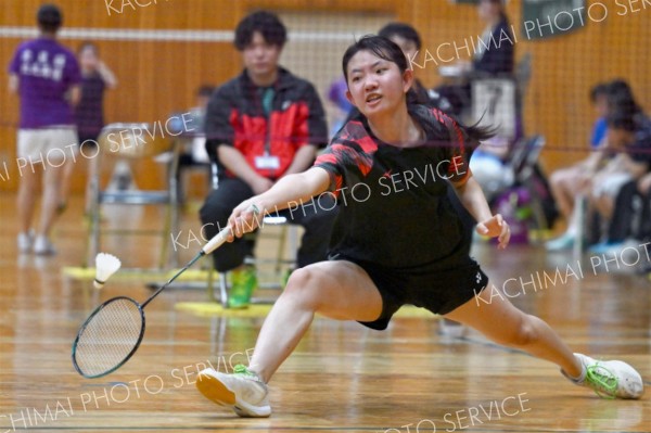 【女子団体北北海道１回戦・帯柏葉―旭川龍谷】第２ゲーム、シングルスで気迫を見せる帯柏葉（金野和彦撮影）