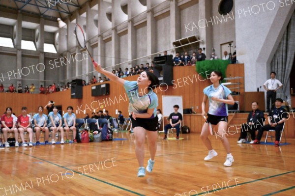 【女子団体戦北北海道準々決勝・帯三条―武修館】第１ゲーム、果敢に攻める帯三条の内田千智（左手前）。右後方（金野和彦撮影）