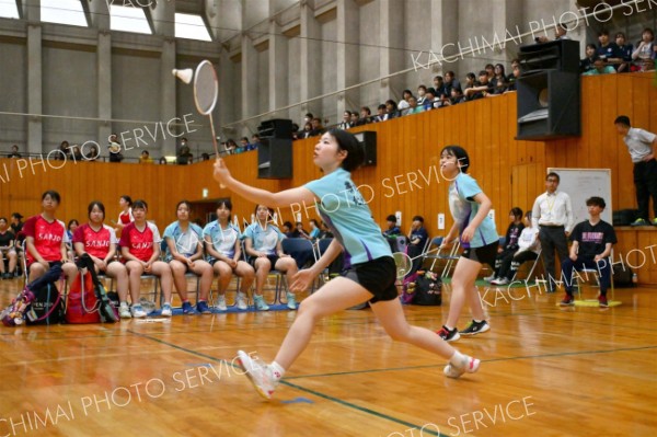 【女子団体戦北北海道準々決勝・帯三条―武修館】第１ゲーム、シャトルを打ち返す帯三条