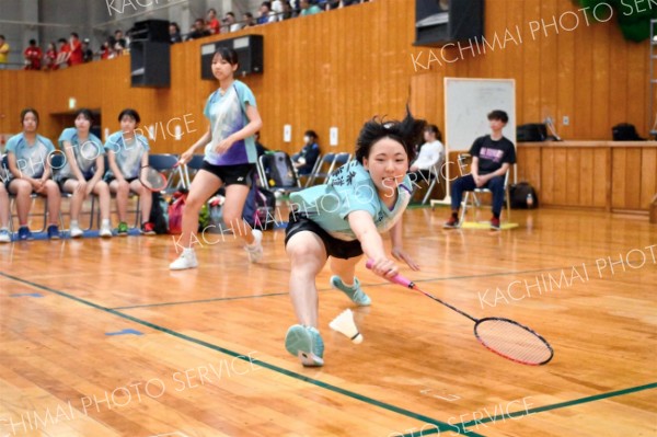 【女子団体戦北北海道準々決勝・帯三条―武修館】第１ゲーム、ラケットを伸ばしシャトルをひろう帯三条の内田千智（手前）。後方（金野和彦撮影）