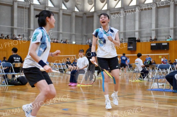 【女子団体戦北北海道決勝・旭川商―旭川実】第１ゲーム、ポイントを上げ、気迫を見せる旭川商＝金野和彦撮影