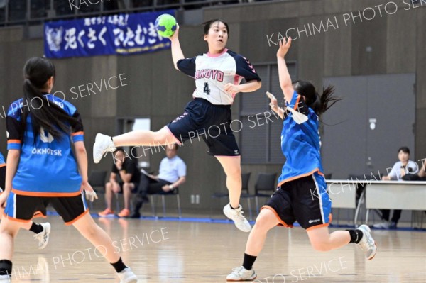 帯柏葉、帯三条女子が８強入り　道高体連ハンドボール