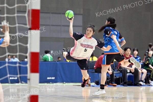 【女子１回戦・帯柏葉―紋別】ディフェンスをかわしながらシュートを放つ帯柏葉