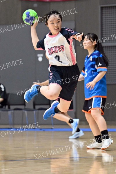 【女子１回戦・帯柏葉―紋別】高い打点からシュートを放つ帯柏葉