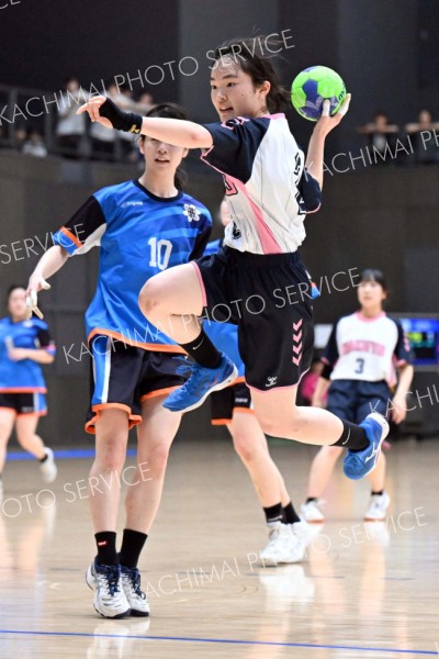 【女子１回戦・帯柏葉―紋別】高い打点からシュートを放つ帯柏葉