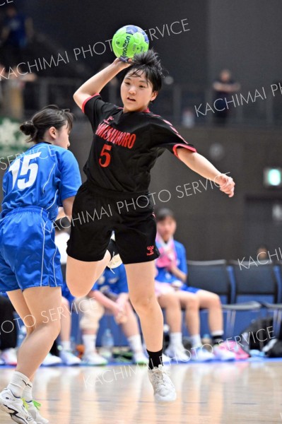 【女子１回戦・上士幌―札幌静修】ディフェンスをかわしてシュートを放つ上士幌