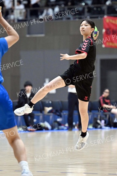 【女子１回戦・上士幌―札幌静修】力強いシュートを放つ上士幌
