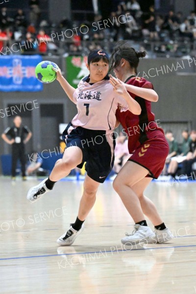 【女子１回戦・帯三条―釧路明輝】力強くシュートを打ち込む帯三条