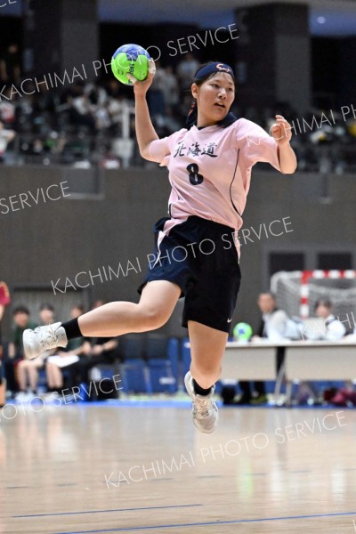 【女子１回戦・帯三条―釧路明輝】力強くシュートを決める帯三条
