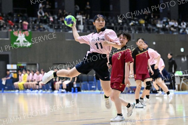 【女子１回戦・帯三条―釧路明輝】ディフェンスをかわしてシュートを放つ帯三条