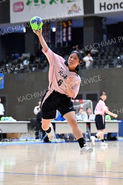 【女子１回戦・帯三条―釧路明輝】シュートを放つ帯三条