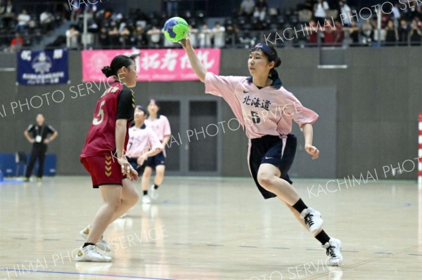 【女子１回戦・帯三条―釧路明輝】速攻からシュートを打つ