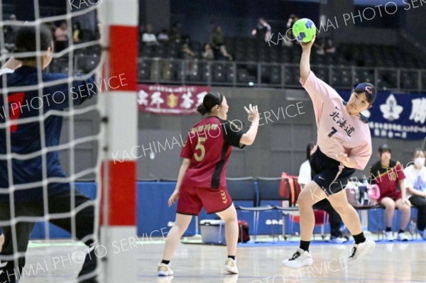 【女子１回戦・帯三条―釧路明輝】力強くシュートを打ち込む帯三条