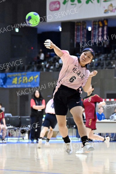 【女子１回戦・帯三条―釧路明輝】シュートを放つ帯三条