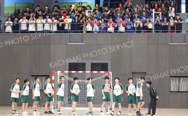 【男子１回戦・帯柏葉―函工】試合終了後、応援席へあいさつをいする帯柏葉の選手たち