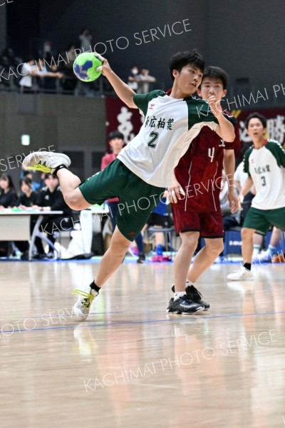 【男子１回戦・帯柏葉―函舘工】ディフェンスをかわしてシュートを放つ鎌谷一真