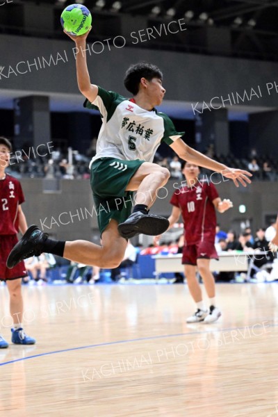 【男子１回戦・帯柏葉―函工】右サイドから強烈なシュートを放つ