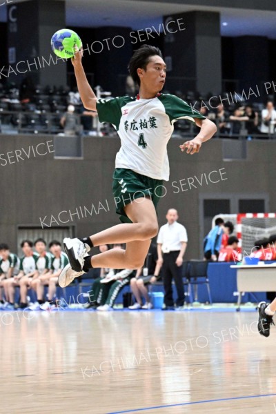 【男子１回戦・帯柏葉―函工】速攻からジャンプシュートを放つ