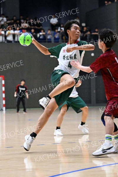 【男子１回戦・帯柏葉―函工】力強くシュートを打ち込む