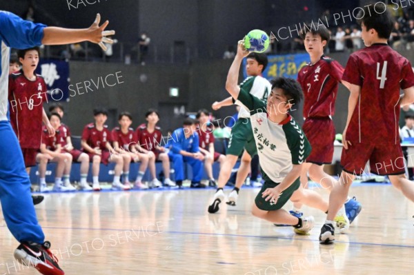 【男子１回戦・帯柏葉―函舘工】体勢を崩しながらもゴールを狙う