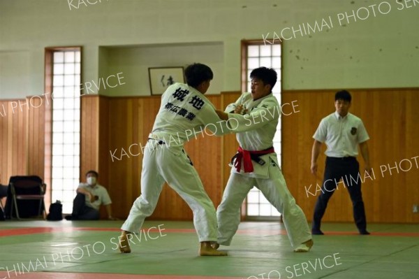 【男子個人戦７３キロ級・決勝】息詰まる熱戦を制し、連覇を達成した白樺学園