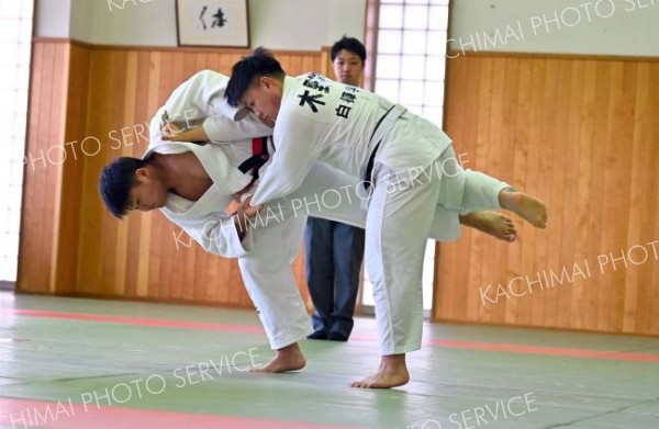 【男子個人戦９０キロ級・決勝】終始、投げを打つなど技を繰り出して勝利した白樺学園