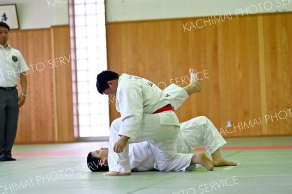 【男子個人戦１００キロ級キロ級・決勝】開始４５秒で華麗な足技で一本を奪った白樺学園