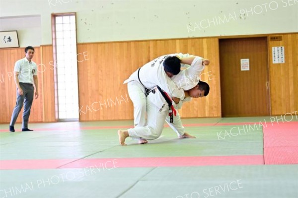 【男子個人戦１００キロ級超・決勝リーグ】試合開始２０秒で鮮やかな払い腰で一本を取り優勝を決めた帯農