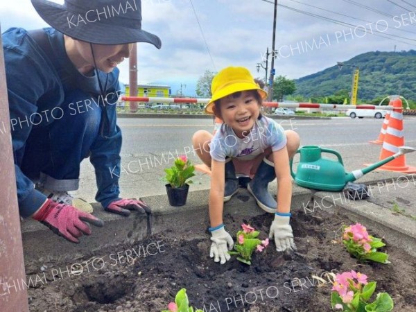 「花と道の会」が国道３８号線沿いで植栽　新得