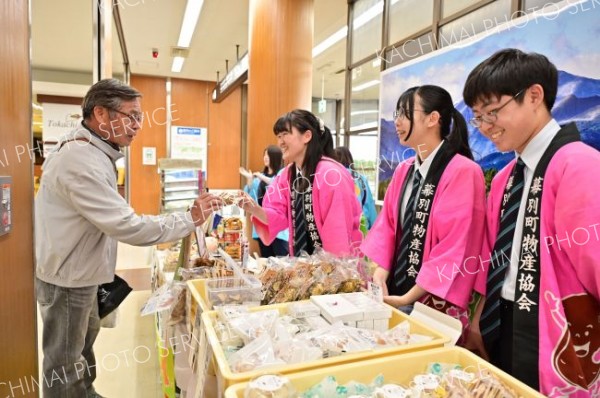 幕別清陵高生が旅行者に特産品ＰＲ　とかち帯広空港で町物産展
