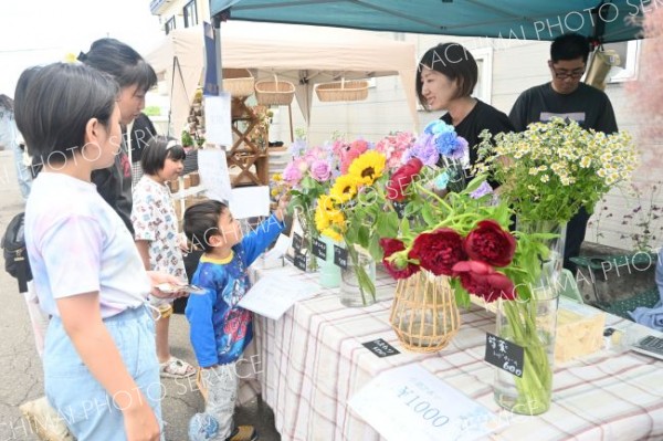 花や雑貨など４５店舗出店　上士幌で「フラワーフェス」にぎわう