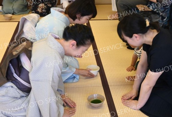 抹茶の味わい堪能　表千家同門会釧路支部帯広地区がチャリティー茶会