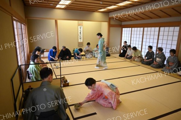 とかちプラザ和室で開かれたチャリティー茶会