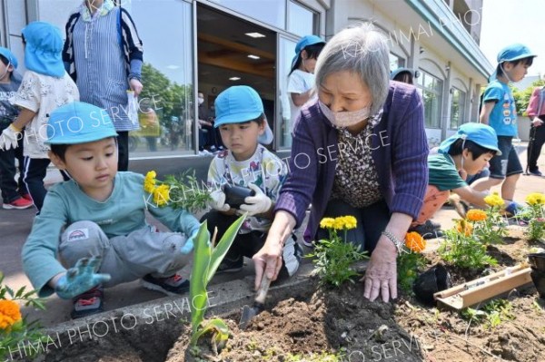 すずらんスマイルガーデンに花苗植樹　音更
