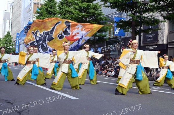 息の合った踊りを披露した十勝港ソー乱舞（８日、一番街三越前会場）