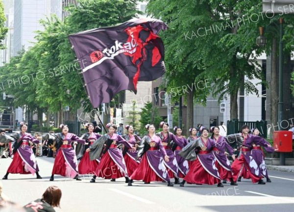 華やかな踊りで観客の目を引き付けたｔｏｋａｃｈｉ紅（８日、大通西１０丁目会場）
