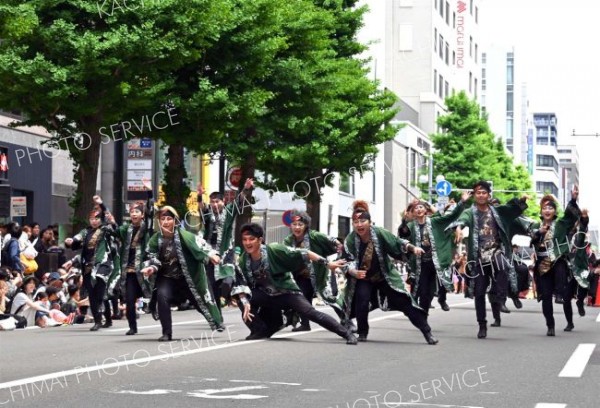 力強い踊りで十勝平野に吹く風を表現したむらむらむらあず（８日、一番街三越前会場）