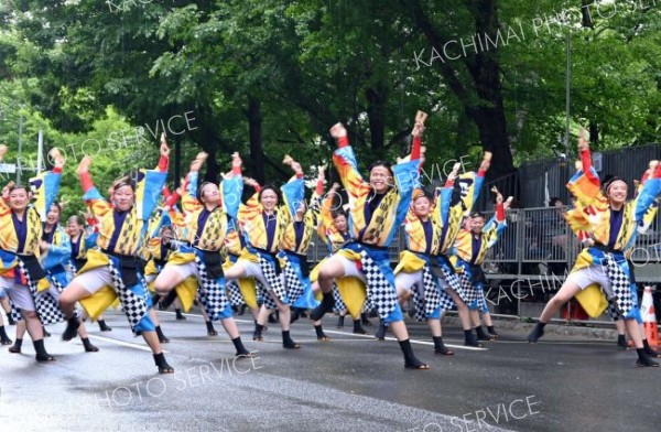 一次審査賞と地方車賞に輝いたＥｘｃｌａ！ｍａｔｉｏＮの演舞（８日、パレード会場）