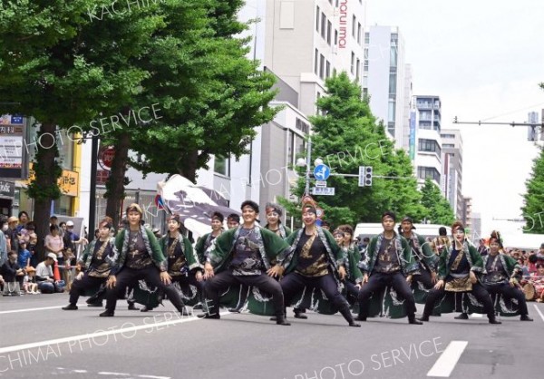 力強い踊りで十勝平野に吹く風を表現したむらむらむらあず（８日、一番街三越前会場）