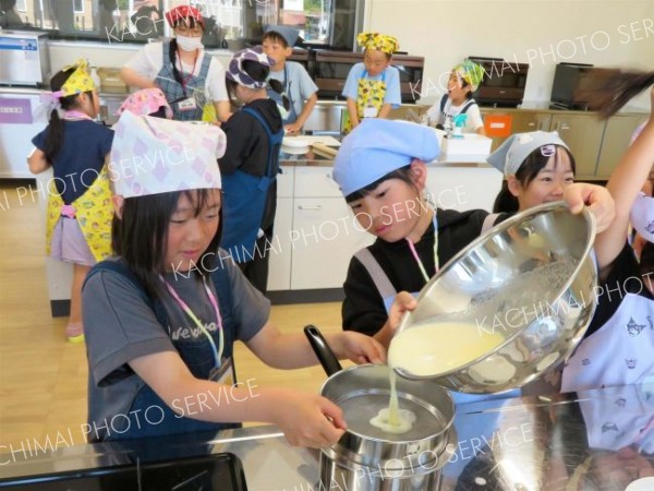 アイスクリーム作りに挑戦　中札内村の学童