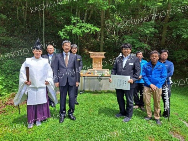 トムラウシ温泉神社の神殿を改築　古川建設が寄贈