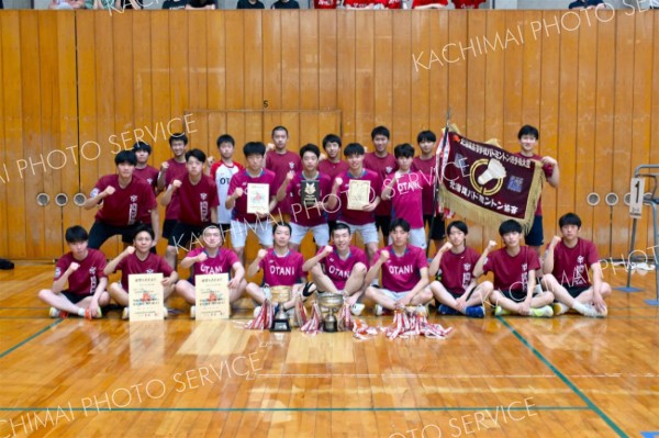 男子団体戦で７年ぶり２回目の全道優勝を果たした帯大谷