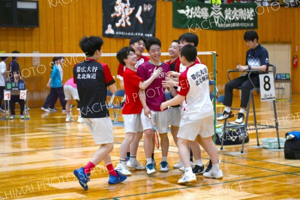 【男子団体戦南・北北海道決勝・帯大谷―大谷室蘭】帯大谷の木村友翔（中央）がシングルス戦で勝利し、セットカウント３―１で全道優勝が決まり、仲間が木村のもとへ駆けより歓喜する（金野和彦撮影）