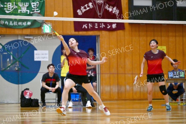 【女子個人戦ダブルス北北海道・準決勝】第１ゲーム、ネット際のシャトルを打ち返す、旭川実の杉野冬花（左、帯一中出）＝金野和彦撮影