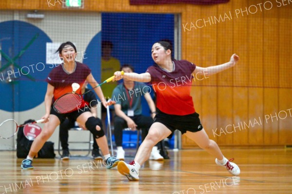 【女子個人戦ダブルス北北海道・準決勝】第１ゲーム、ネット際のシャトルを打ち返す、旭川実の杉野冬花（右、帯一中出）＝金野和彦撮影
