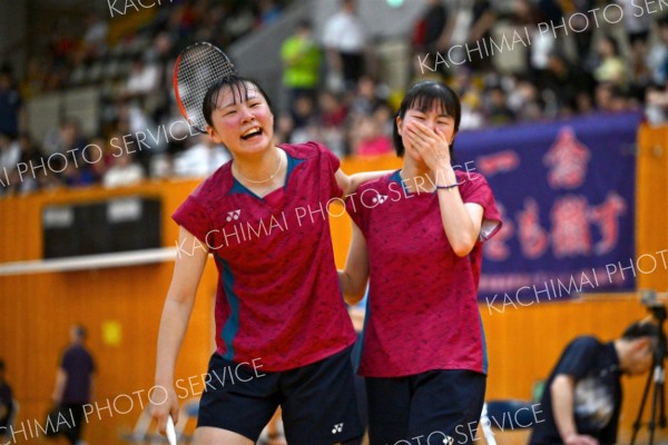 【女子個人戦ダブルス北北海道・準決勝】旭川実のペアを下し、インターハイの出場を決めた旭川商の三島美誉（左、帯一中出）。歓喜極まりペアの中村悠良と涙を見せる（金野和彦撮影）