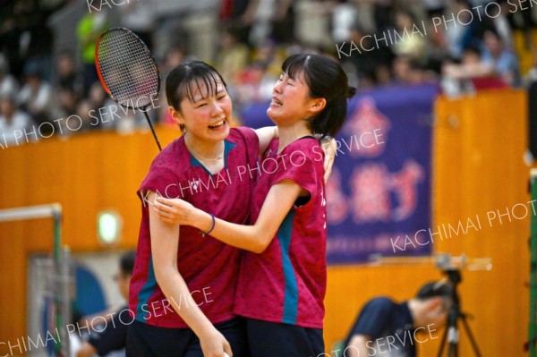 【女子個人戦ダブルス北北海道・準決勝】旭川実のペアを下し、インターハイの出場を決めた旭川商の三島美誉（左、帯一中出）。感極まりペアの中村悠良と涙を見せる