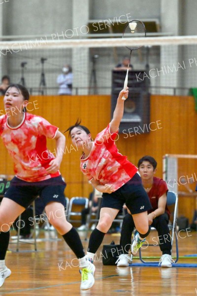 【女子個人戦ダブルス北北海道・準決勝】後衛から鋭いスマッシュを打つ、旭川実の熊谷彩月（右、帯南町中出）＝金野和彦撮影