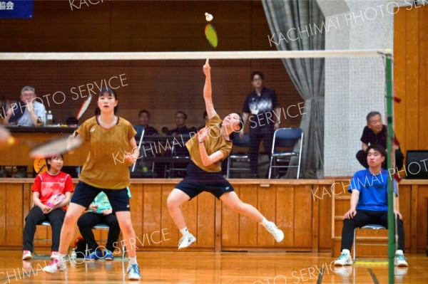 【女子個人戦ダブルス北北海道・決勝】ファイナルゲーム、スマッシュを打ち込む旭川商の三島美誉（右、帯一中出）＝金野和彦撮影