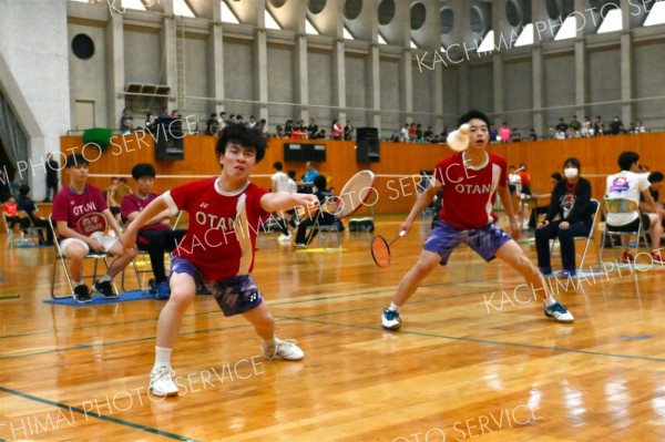 【男子個人戦ダブルス北北海道決勝】第２ゲーム、果敢に攻める帯大谷の竹村怜斗（左手前）。右後方は木村友翔（金野和彦撮影）